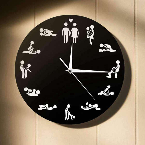 Klasyczny zegar ścienny z motywem kamasutry