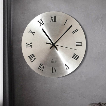 Minimalistyczny zegar ze szczotkowanego metalu