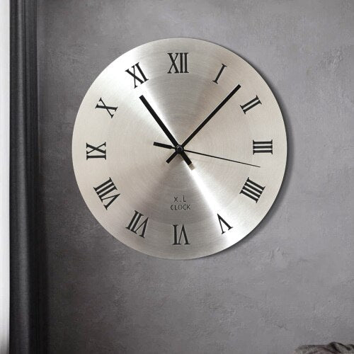 Minimalistyczny zegar ze szczotkowanego metalu