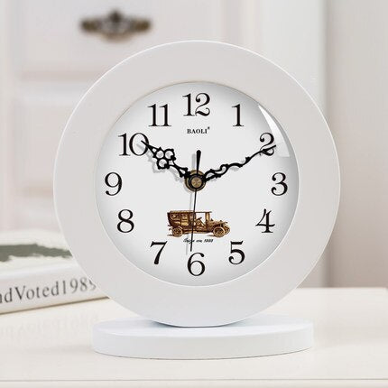 Okrągły drewniany zegar stołowy w stylu retro