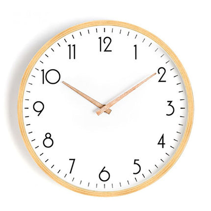 Drewniany zegar ścienny w skandynawskim stylu