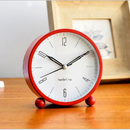 Cichy budzik analogowy bez tykania