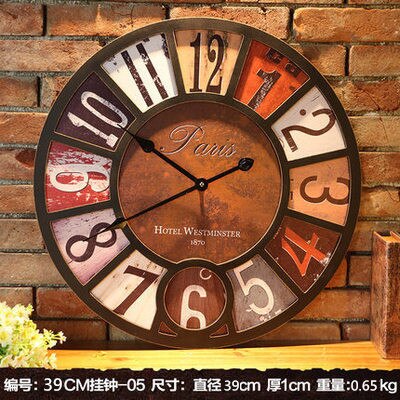 Ozdobny zegar ścienny w stylu vintage