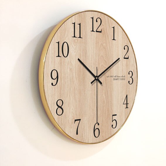 Prosty drewniany zegar ścienny klasyczny design