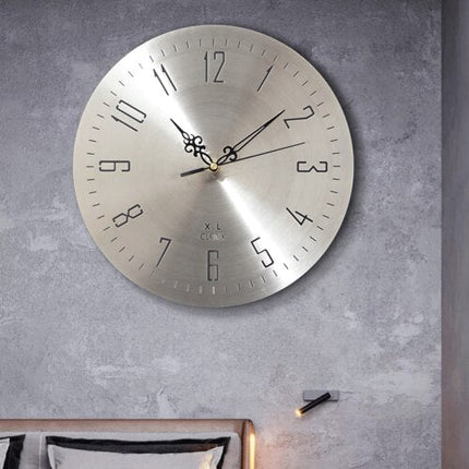 Minimalistyczny zegar ze szczotkowanego metalu