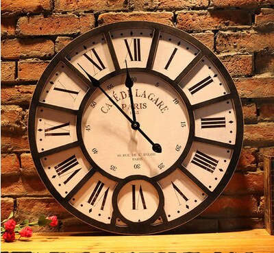 Ozdobny zegar ścienny w stylu vintage