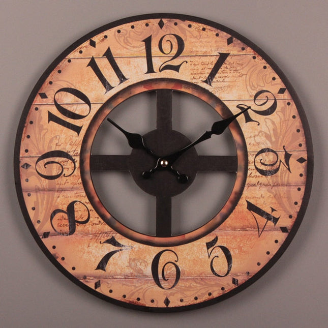 Drewniany ażurowy zegar ścienny w stylu retro