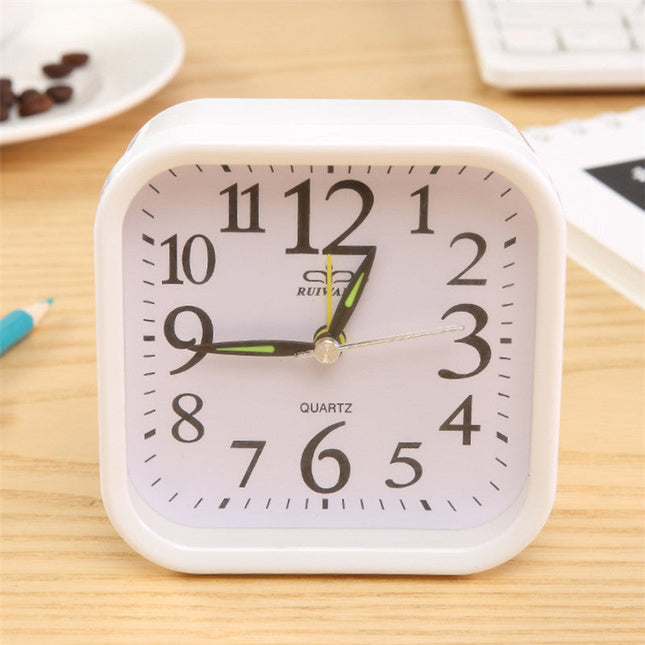 Klasyczny biały budzik z cyframi arabskimi