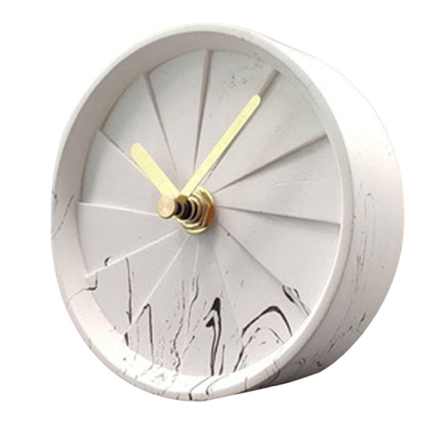 Mały nowoczesny zegar stołowy na biurko