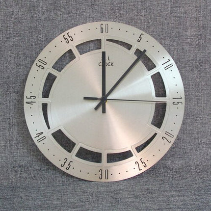 Minimalistyczny zegar ze szczotkowanego metalu