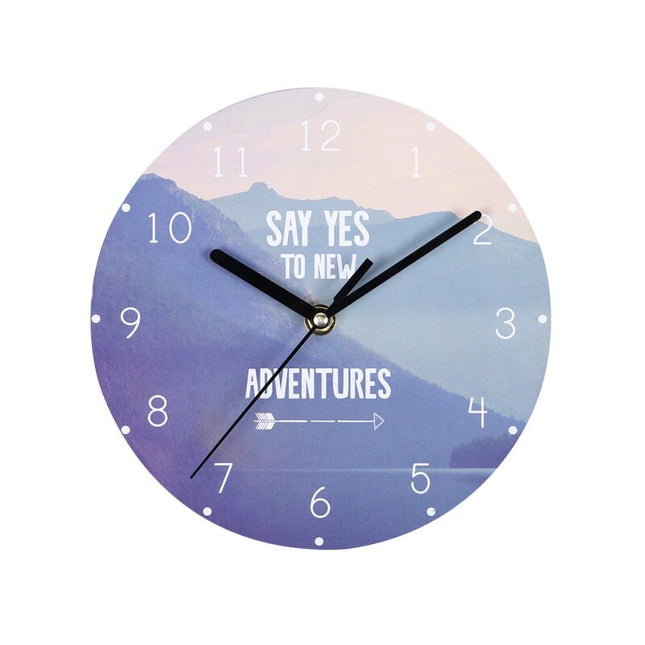 Drewniany zegar ścienny z motywującym napisem