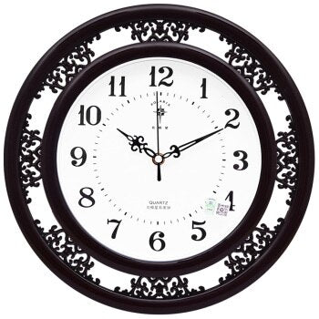 Klasyczny biały zegar ścienny z ozdobną ramą