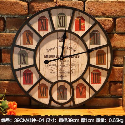 Ozdobny zegar ścienny w stylu vintage