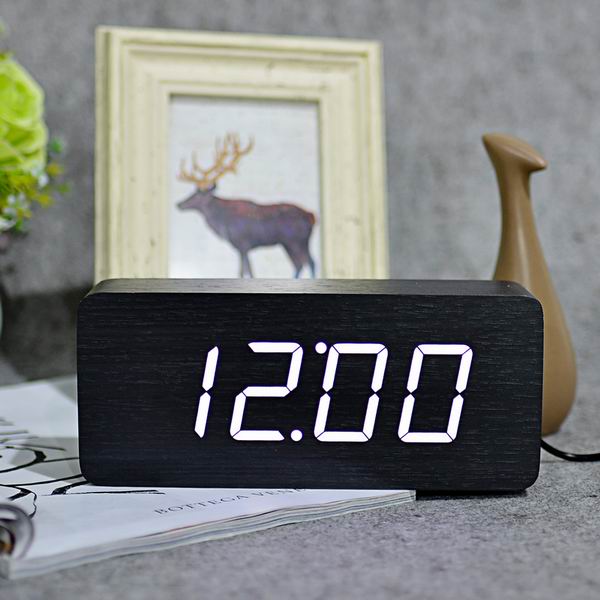 Drewniany budzik z wyświetlaczem LED