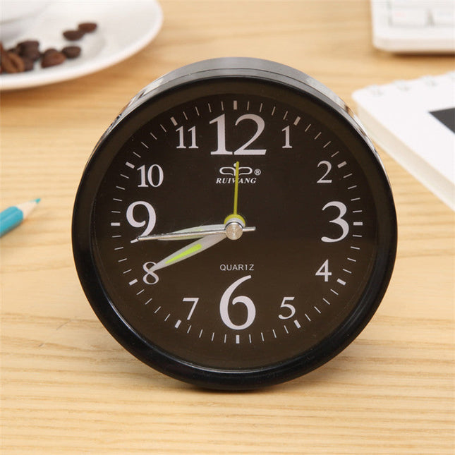 Klasyczny biały budzik z cyframi arabskimi