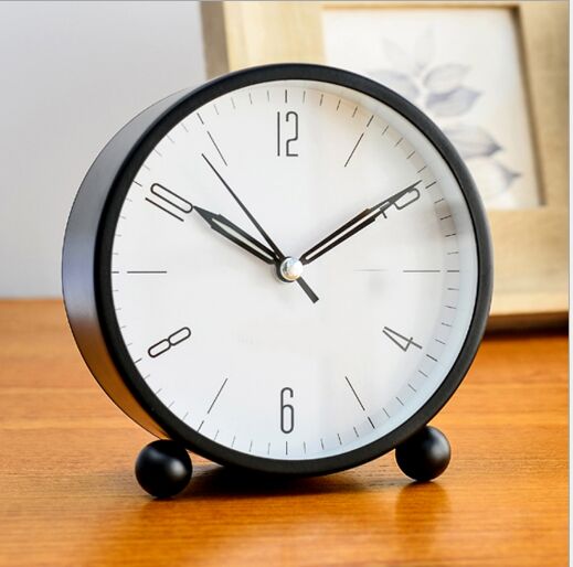 Cichy budzik analogowy bez tykania