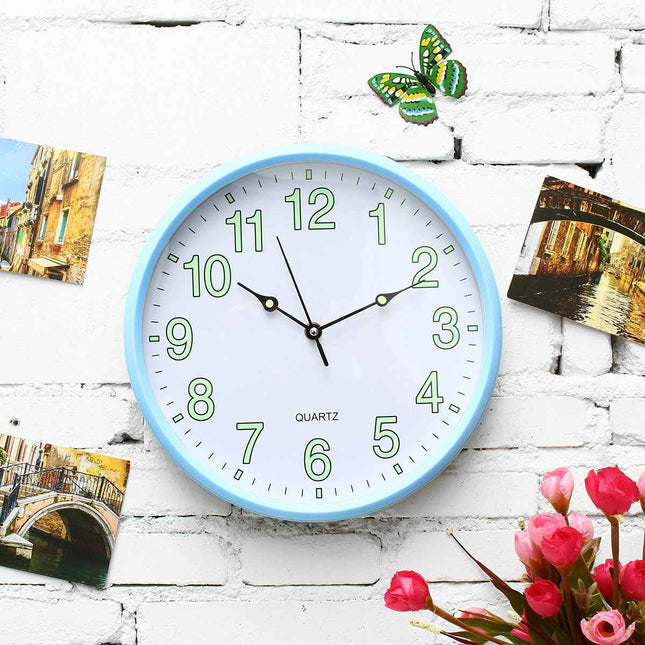 Różowy zegar ścienny świecący w ciemności