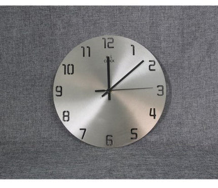 Minimalistyczny zegar ze szczotkowanego metalu