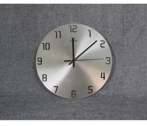 Minimalistyczny zegar ze szczotkowanego metalu