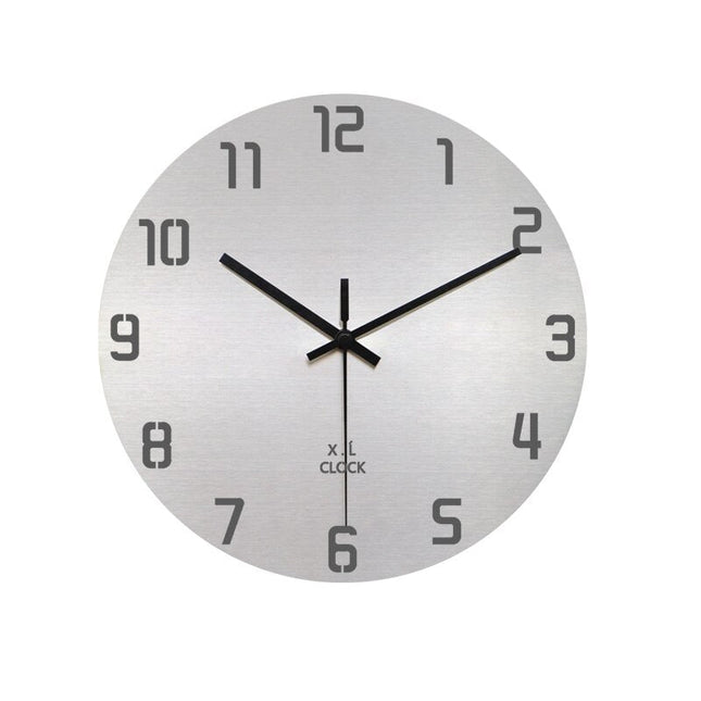 Prosty zegar ścienny ze szczotkowanego metalu