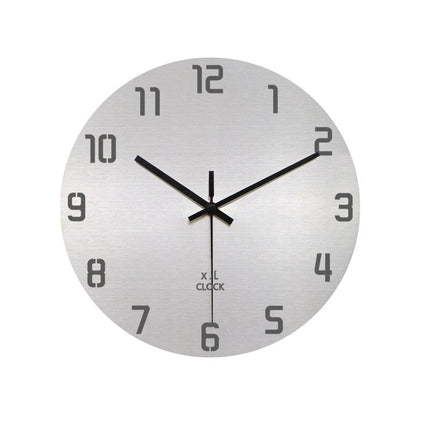 Prosty zegar ścienny ze szczotkowanego metalu