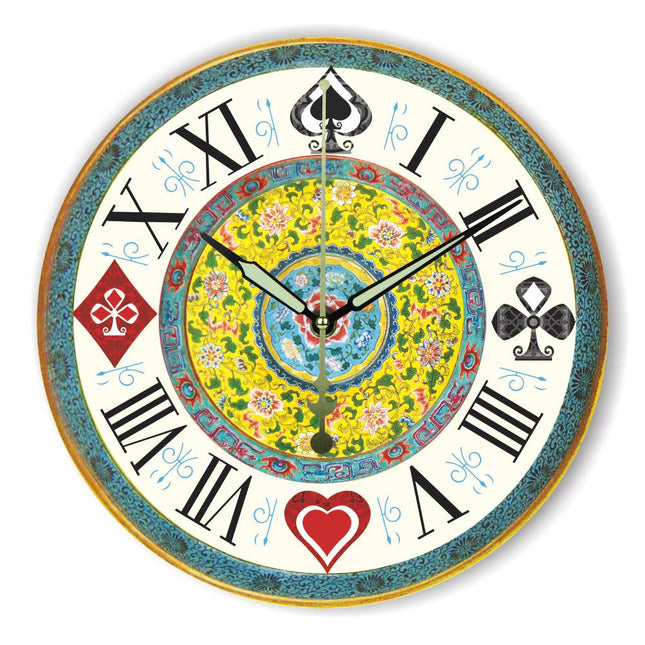 Postarzany zegar ścienny z motywem kart