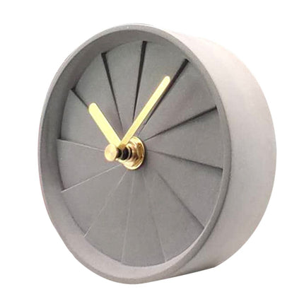 Mały nowoczesny zegar stołowy na biurko