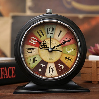 Klasyczny zegar stołowy w stylu retro