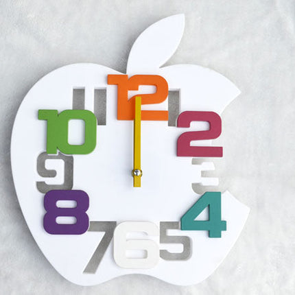 Zegar ścienny w kształcie jabłka