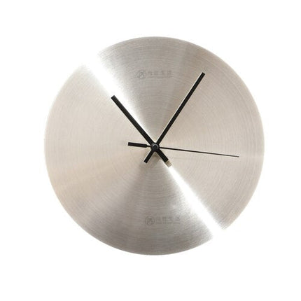 Minimalistyczny zegar ze szczotkowanego metalu