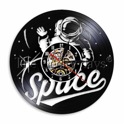 Zegar z płyty winylowej z astronautą