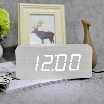 Drewniany budzik z wyświetlaczem LED