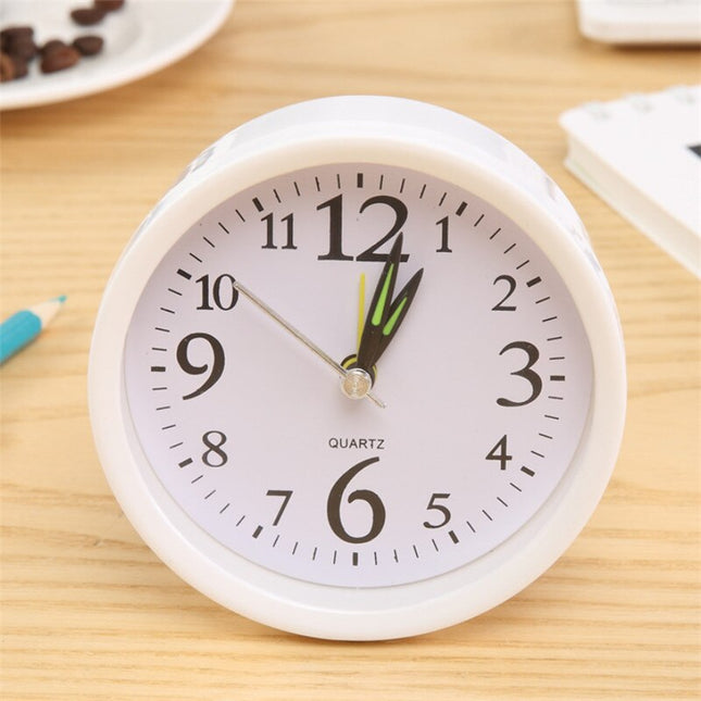 Klasyczny biały budzik z cyframi arabskimi