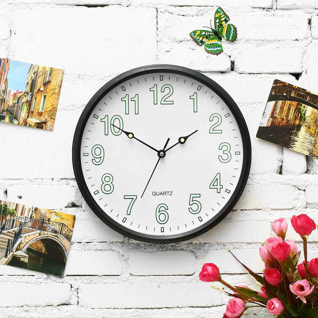 Różowy zegar ścienny świecący w ciemności