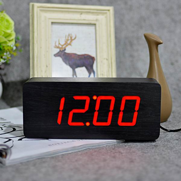 Drewniany budzik z wyświetlaczem LED