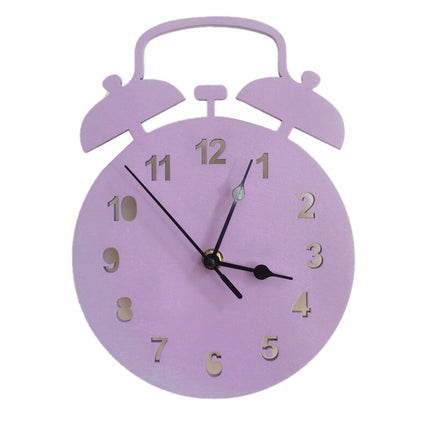 Drewniany zegar w kształcie starego budzika