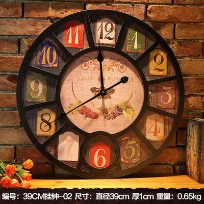 Ozdobny zegar ścienny w stylu vintage