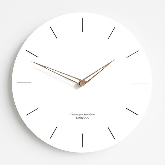 Okrągły zegar z bielonego drewna