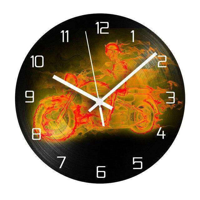 Okrągły zegar ścienny motocykl w płomieniach
