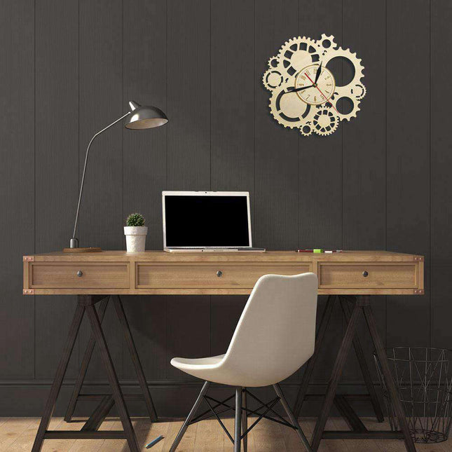 Drewniany zegar ścienny z widocznym mechanizmem