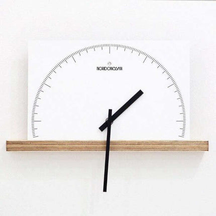 Półokrągły czarny zegar ścienny na półkę