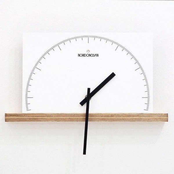 Półokrągły czarny zegar ścienny na półkę