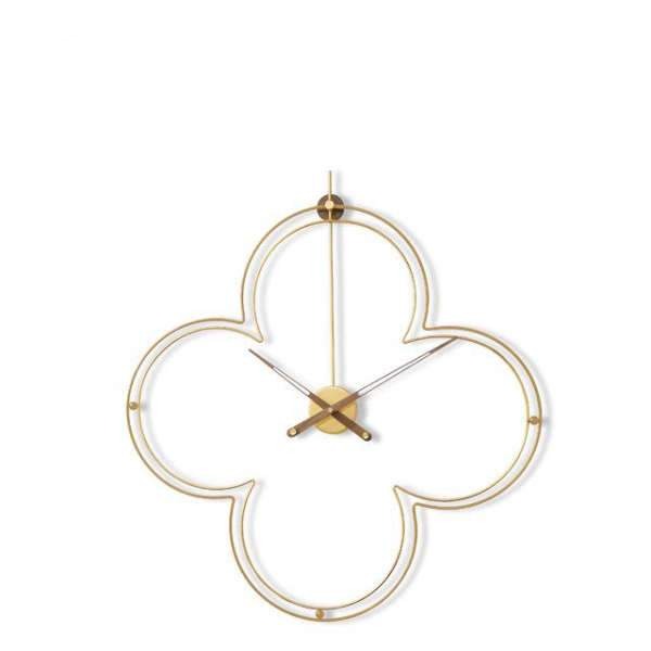 Złoty geometryczny zegar ścienny w kształcie koniczyny