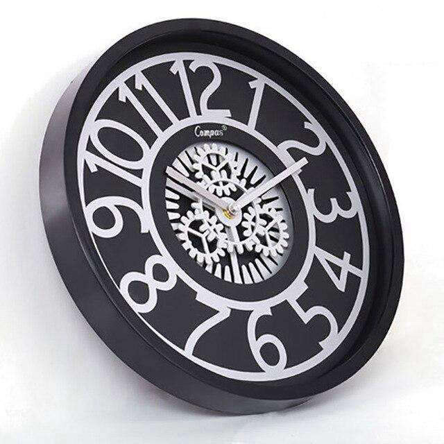 Zegar ścienny z widocznymi zębatkami w środku