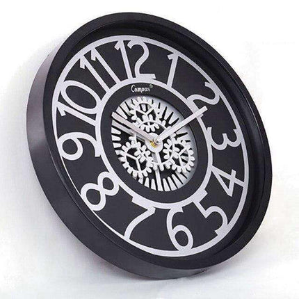 Zegar ścienny z widocznymi zębatkami w środku