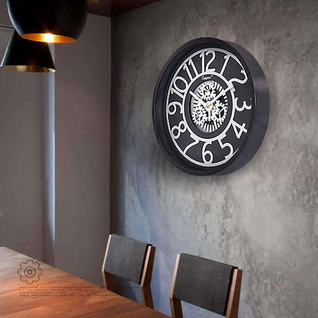 Zegar ścienny z widocznymi zębatkami w środku