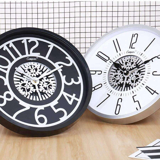 Zegar ścienny z widocznymi zębatkami w środku