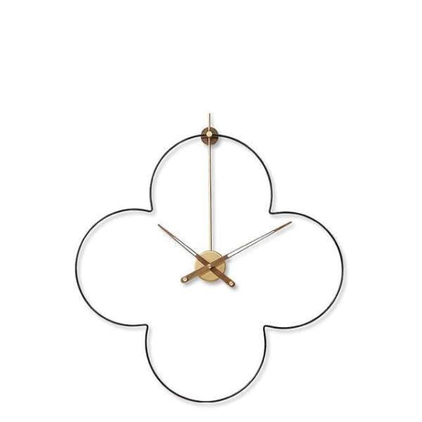 Złoty geometryczny zegar ścienny w kształcie koniczyny