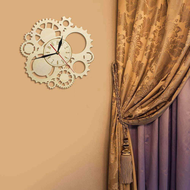 Drewniany zegar ścienny z widocznym mechanizmem
