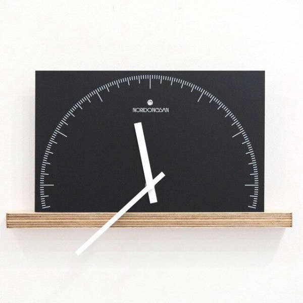 Półokrągły czarny zegar ścienny na półkę